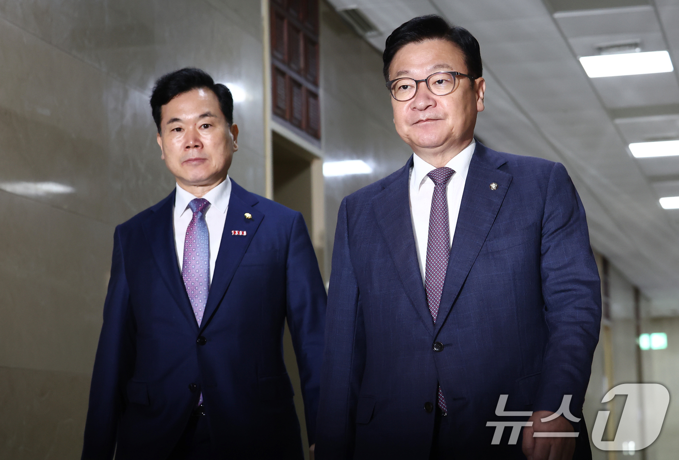 (서울=뉴스1) 김민지 기자 = 국민의힘 정점식 원내대표와 김승수 의원이 21일 오전 서울 여의도 국회에서 '윤석열·김건희에 의한 내란·외환 및 국정농단 행위의 진상규명을 위한 특 …