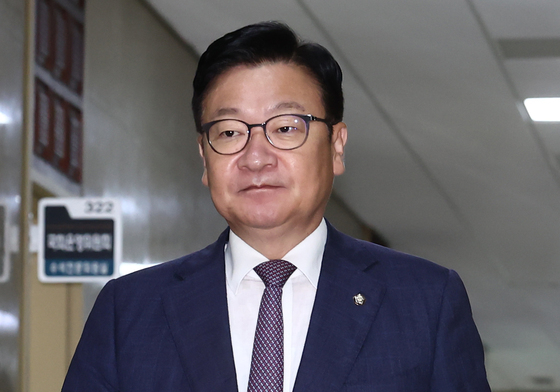 한병도 운영위원장과 회동하기 위해 이동하는 정점식 원내대표