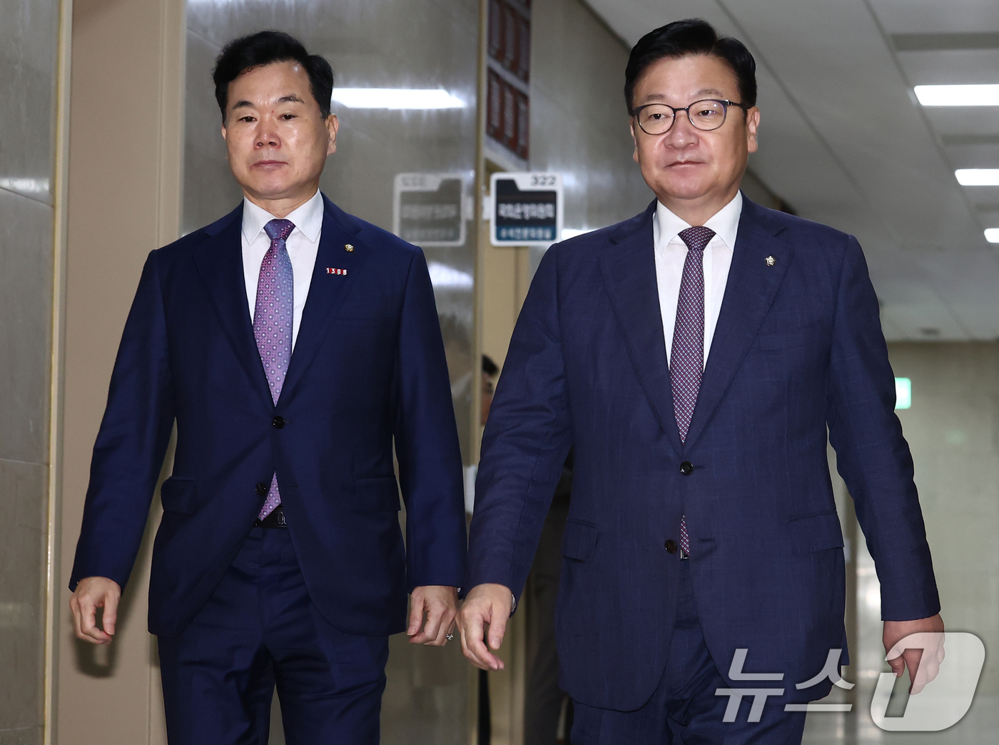 (서울=뉴스1) 김민지 기자 = 국민의힘 정점식 원내대표와 김승수 의원이 21일 오전 서울 여의도 국회에서 '윤석열·김건희에 의한 내란·외환 및 국정농단 행위의 진상규명을 위한 특 …
