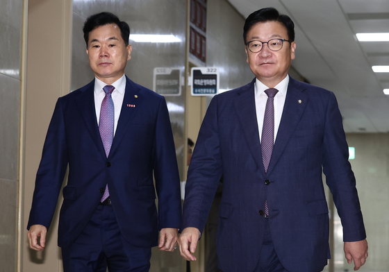 한병도 운영위원장과 회동하기 위해 이동하는 정점식 원내대표