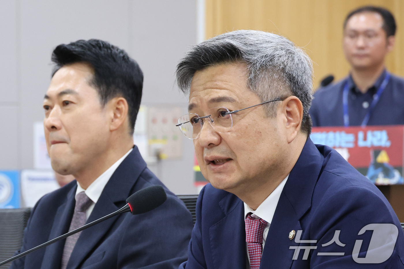 (서울=뉴스1) 신웅수 기자 = 김장겸 국민의힘 의원이 21일 서울 여의도 국회 의원회관에서 열린'표현의 자유를 처벌하는 나라, 이대로 괜찮은가' 온라인 입틀막법 폐지 촉구 국회토 …