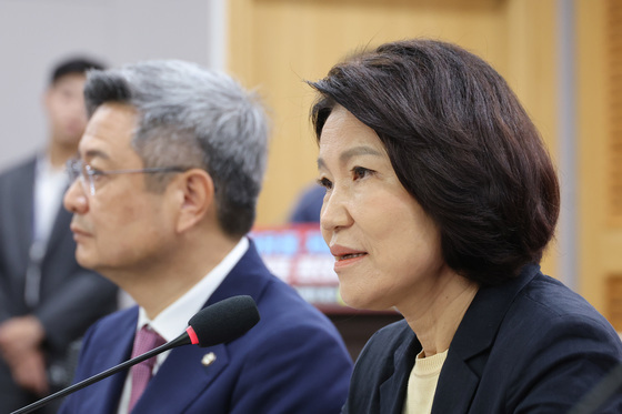토론회 발언하는 이진숙