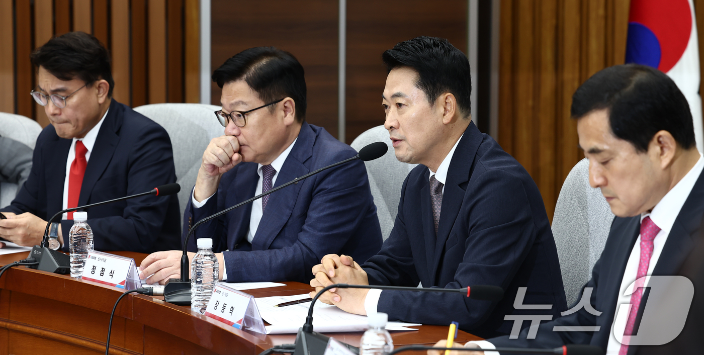 (서울=뉴스1) 김민지 기자 = 장동혁 국민의힘 대표가 21일 오전 서울 여의도 국회에서 열린 제9회 전국동시지방선거 투표용지 부족사태 등 국민참정권 침해 진상규명 및 선거관리 개 …