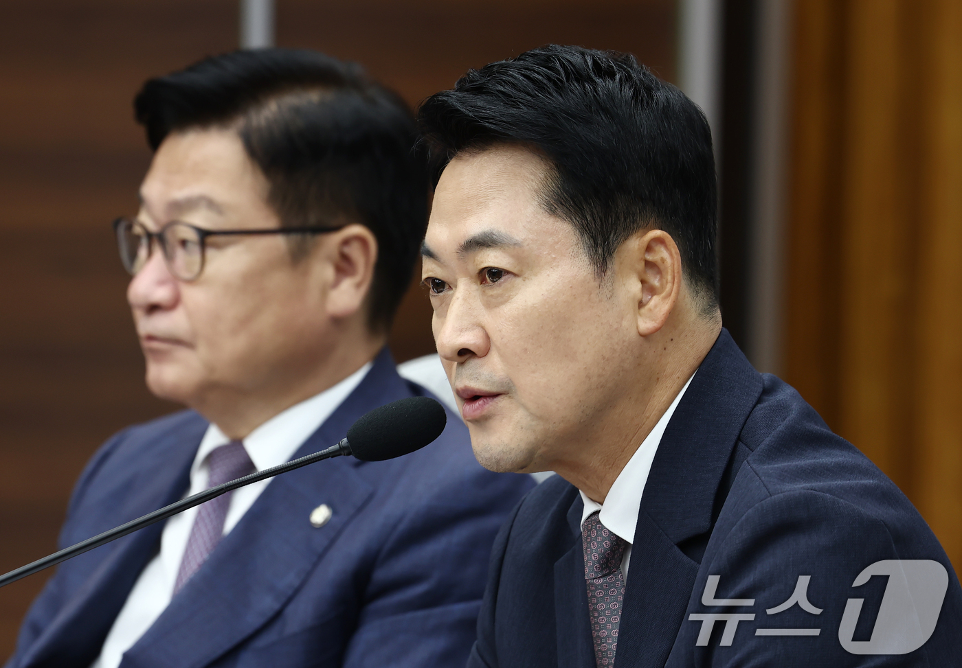 (서울=뉴스1) 김민지 기자 = 장동혁 국민의힘 대표가 21일 오전 서울 여의도 국회에서 열린 제9회 전국동시지방선거 투표용지 부족사태 등 국민참정권 침해 진상규명 및 선거관리 개 …