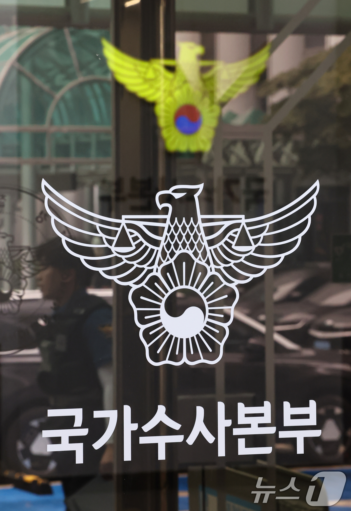 (서울=뉴스1) 김도우 기자 = 여고생 살해범 장윤기(23) 사건 비위 의혹을 수사중인 검찰과 경찰이 21일 오전 경찰청 국가수사본부에 대해 동시 압수수색에 나섰다.사진은 이날 서 …