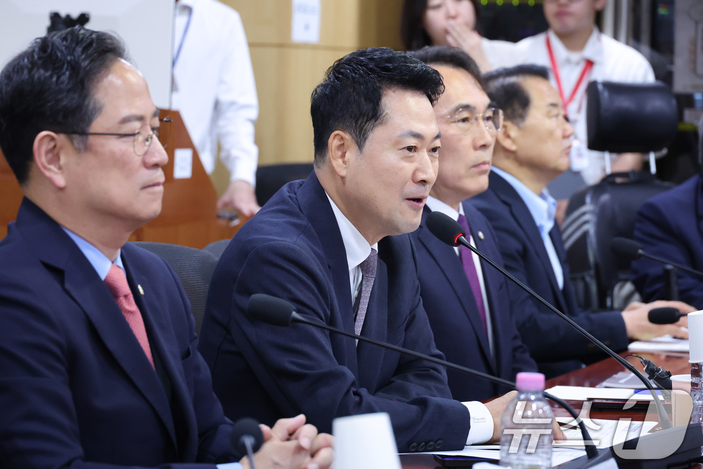 (서울=뉴스1) 신웅수 기자 = 장동혁 국민의힘 대표가 21일 서울 여의도 국회 의원회관에서 열린 '우리 주식시장, 이대로 괜찮은가? - 롤러코스터 삼전닉스 레버리지 ETF' 정책 …