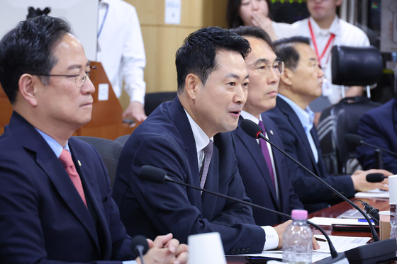 김용범 ETF에 李 근저당권도 논란…靑 잇단 악재에 野 총공세