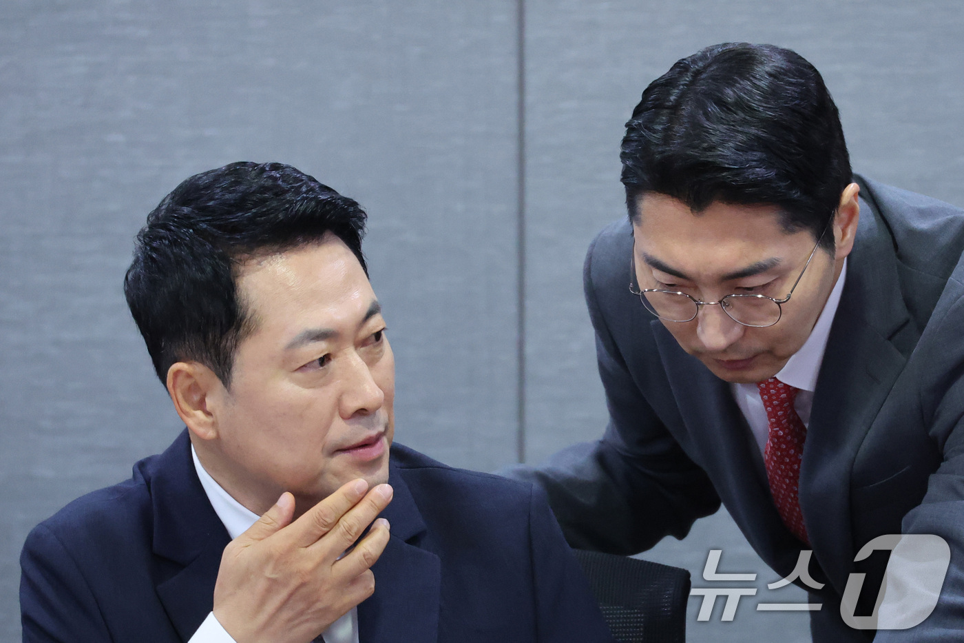 (서울=뉴스1) 신웅수 기자 = 장동혁 국민의힘 대표와 박준태 의원이 21일 서울 여의도 국회 의원회관에서 열린 '우리 주식시장, 이대로 괜찮은가? - 롤러코스터 삼전닉스 레버리지 …