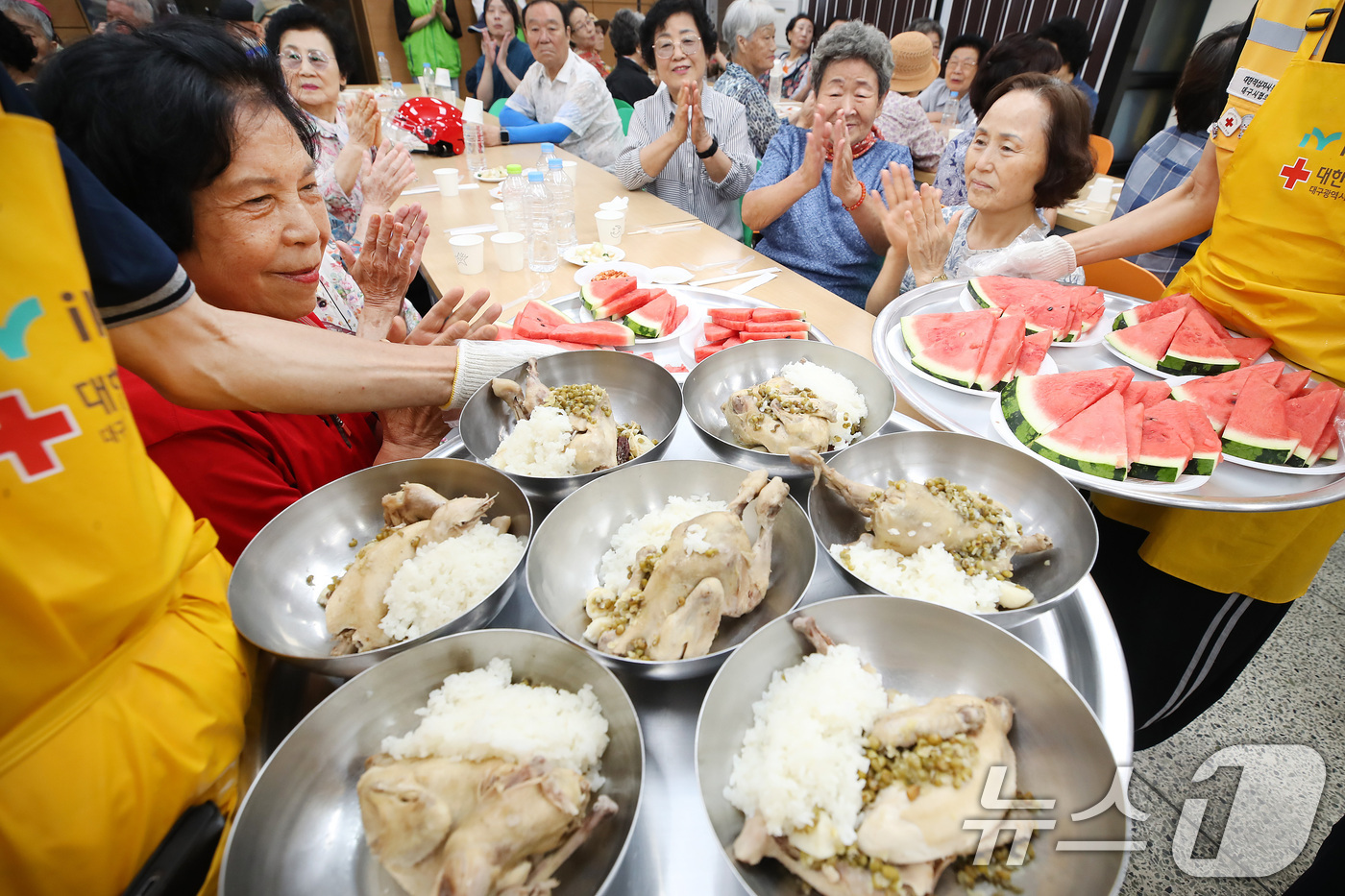 (대구=뉴스1) 공정식 기자 = 삼복 가운데 두 번째 복날인 중복(25일)을 나흘 앞둔 21일 대구 중구 남산기독교종합사회복지관에서 열린 '중복맞이 보양식 나눔 행사'에서 대한적십 …