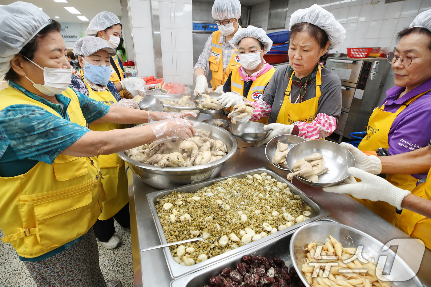 (대구=뉴스1) 공정식 기자 = 삼복 가운데 두 번째 복날인 중복(25일)을 나흘 앞둔 21일 대구 중구 남산기독교종합사회복지관에서 열린 '중복맞이 보양식 나눔 행사'에서 대한적십 …