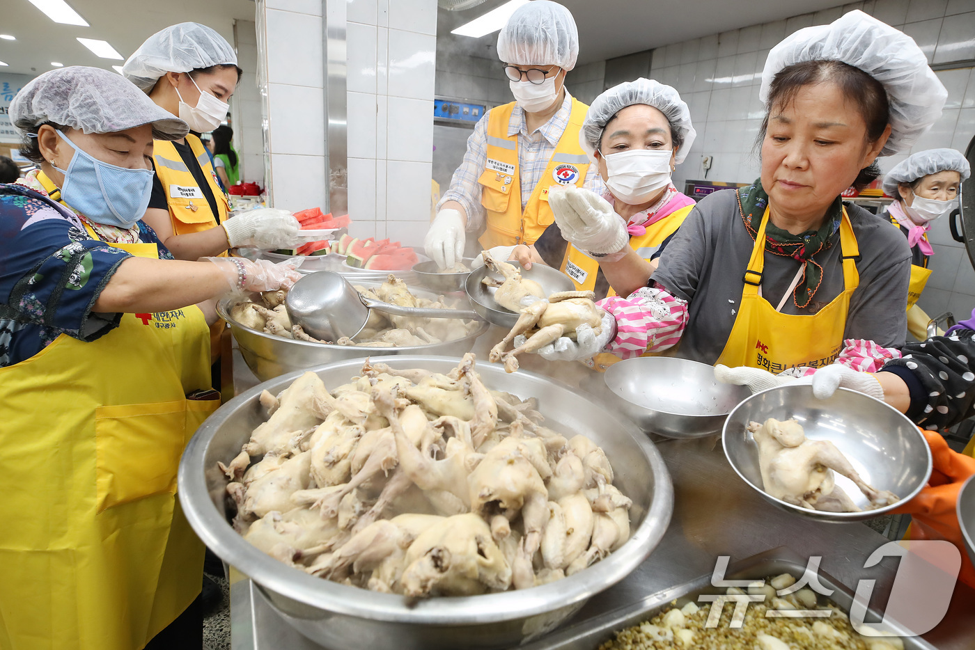(대구=뉴스1) 공정식 기자 = 삼복 가운데 두 번째 복날인 중복(25일)을 나흘 앞둔 21일 대구 중구 남산기독교종합사회복지관에서 열린 '중복맞이 보양식 나눔 행사'에서 대한적십 …