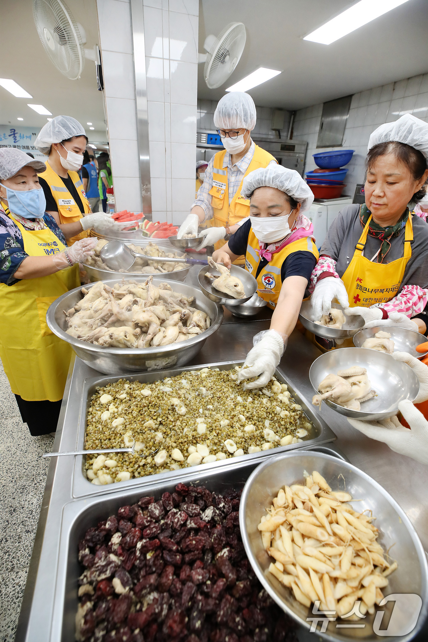 (대구=뉴스1) 공정식 기자 = 삼복 가운데 두 번째 복날인 중복(25일)을 나흘 앞둔 21일 대구 중구 남산기독교종합사회복지관에서 열린 '중복맞이 보양식 나눔 행사'에서 대한적십 …