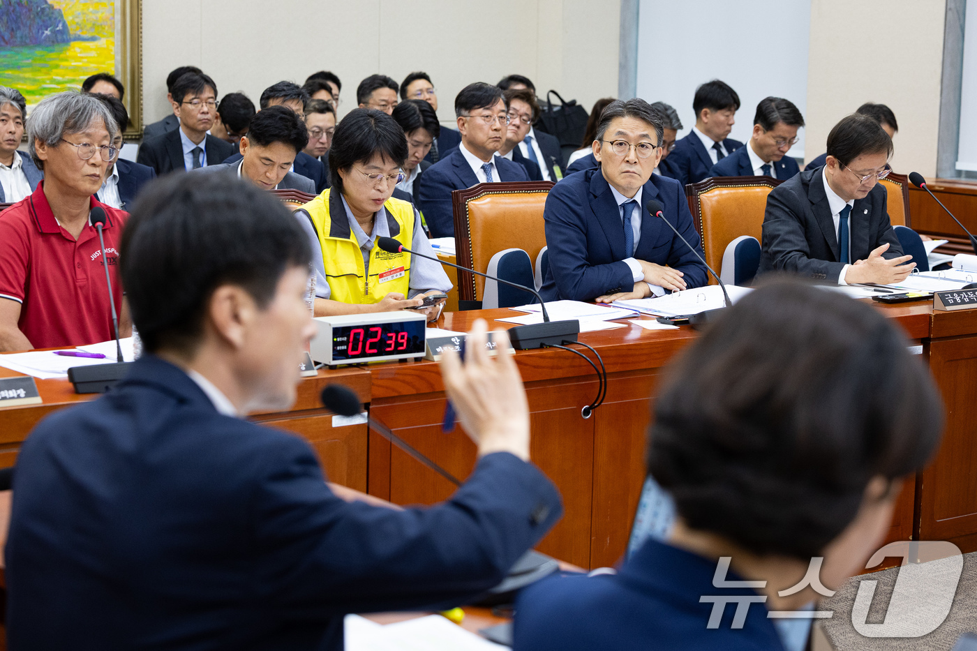(서울=뉴스1) 유승관 기자 = 권대영 금융위원회 부위원장이 21일 서울 여의도 국회에서 열린 홈플러스 회생 관련 정무위원회 간담회에 출석해 의원 질의를 듣고 있다. 2026.7. …