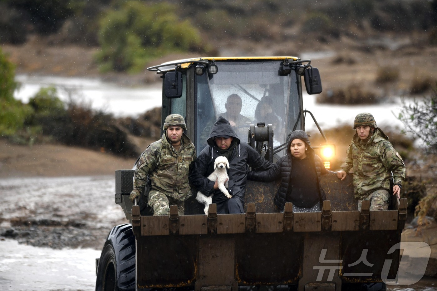 (AFP=뉴스1) 윤다정 기자 = 칠레 육군이 19일(현지시간) 코킴보의 한 농촌 마을에 고립된 주민들을 구조하고 있다. 2026.07.19.ⓒ AFP=뉴스1