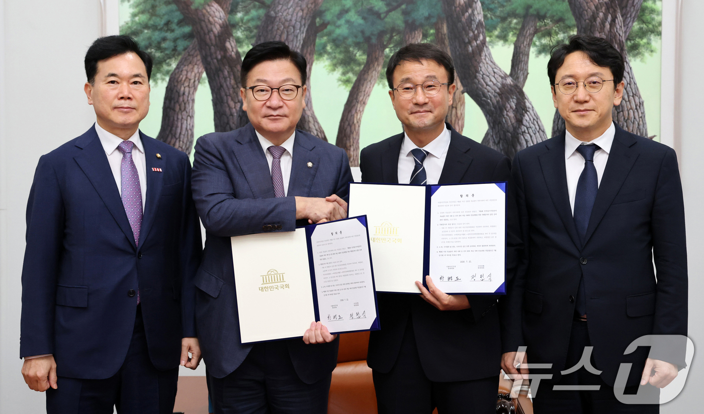 (서울=뉴스1) 신웅수 기자 = 한병도 더불어민주당 대표 직무대행 겸 원내대표와 정점식 국민의힘 원내대표가 21일 서울 여의도 국회 운영위원장실에서 제9회 전국동시지방선거 투표용지 …