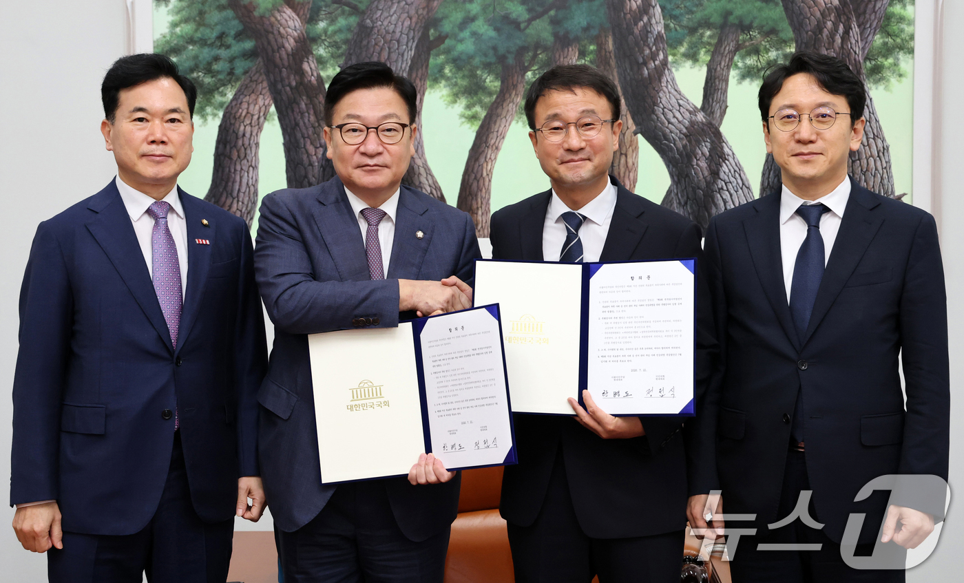 (서울=뉴스1) 신웅수 기자 = 한병도 더불어민주당 대표 직무대행 겸 원내대표와 정점식 국민의힘 원내대표가 21일 서울 여의도 국회 운영위원장실에서 제9회 전국동시지방선거 투표용지 …