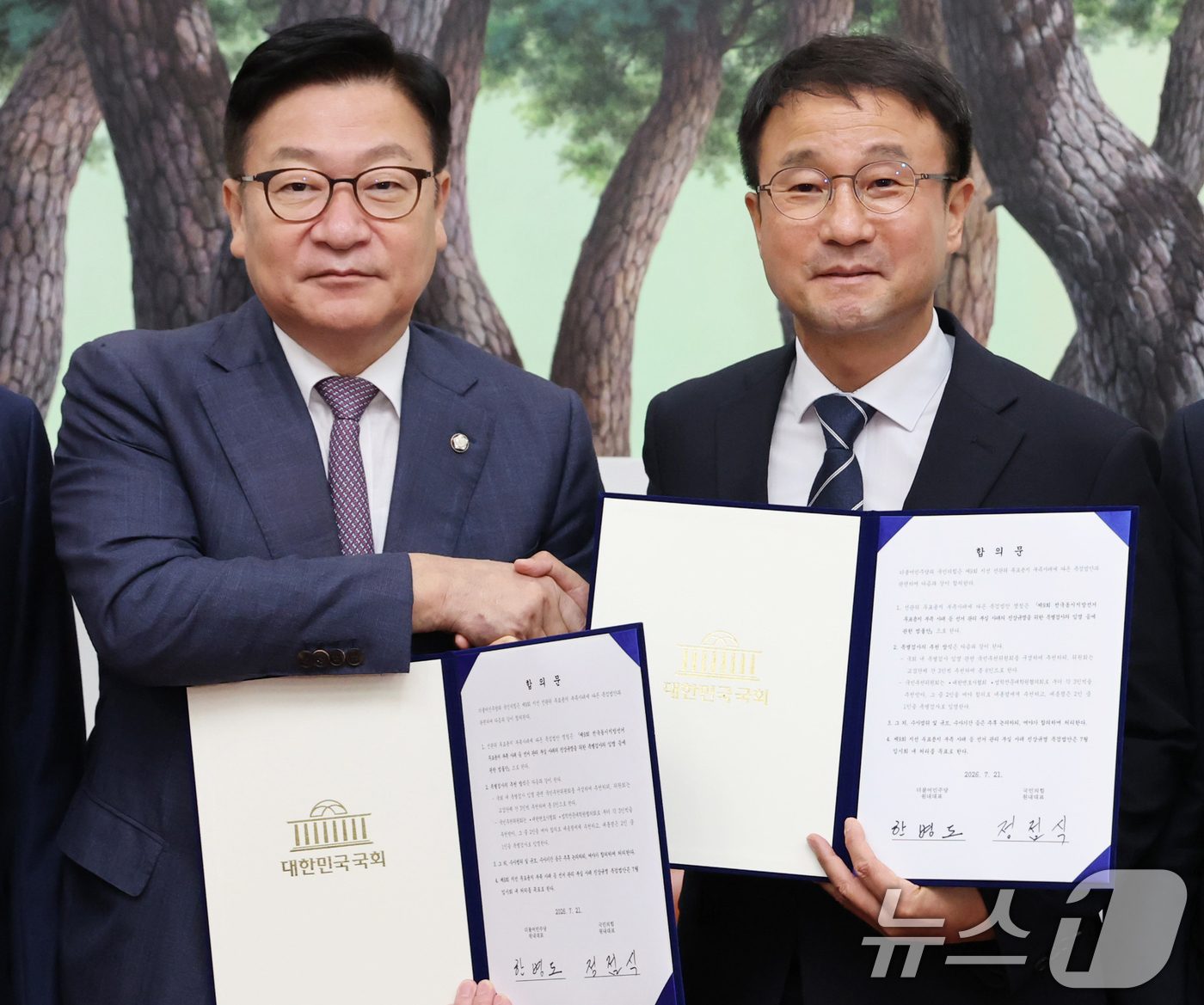 (서울=뉴스1) 신웅수 기자 = 한병도 더불어민주당 대표 직무대행 겸 원내대표와 정점식 국민의힘 원내대표가 21일 서울 여의도 국회 운영위원장실에서 제9회 전국동시지방선거 투표용지 …