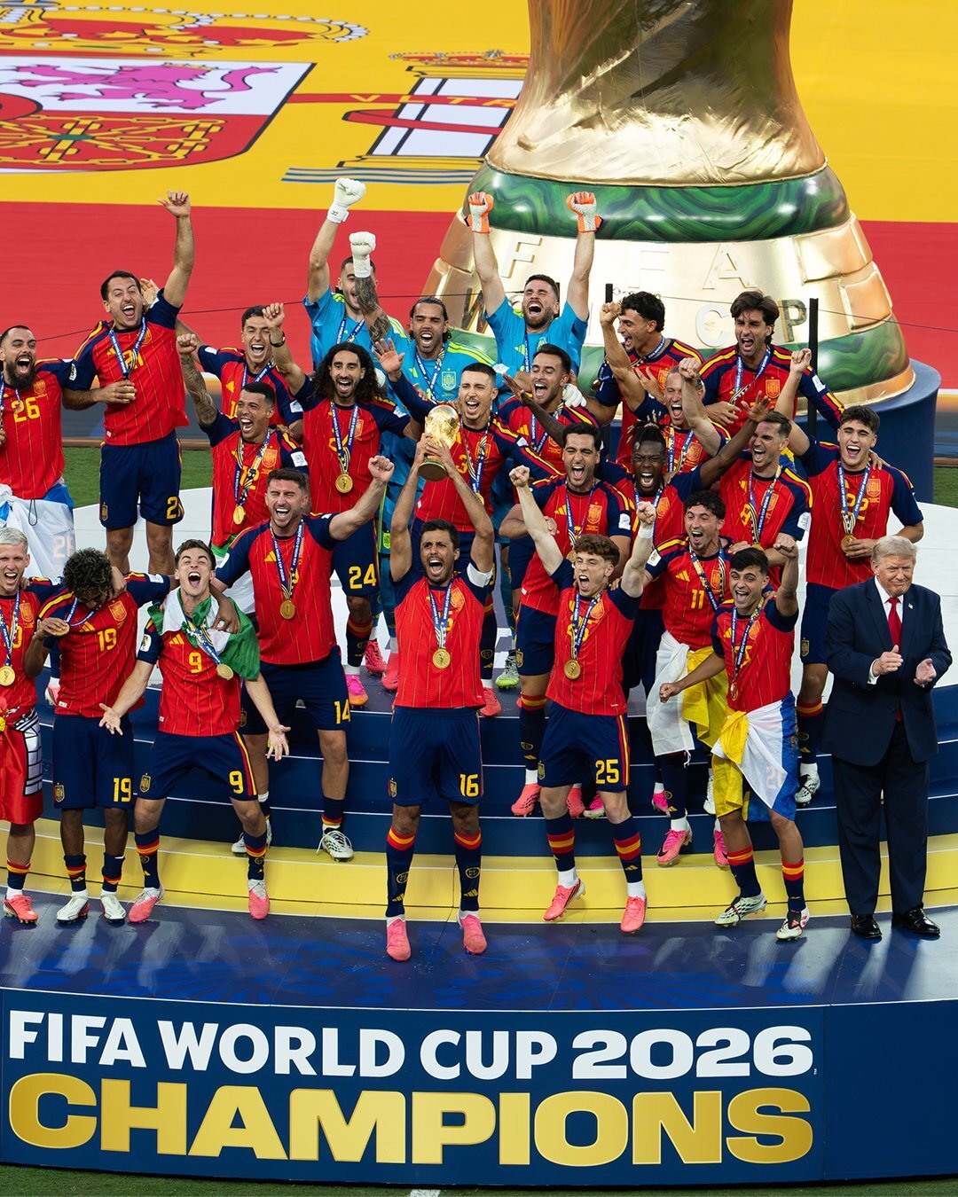본문 이미지 - 19일(현지시간) 미국 뉴저지 스타디움에서 열린 2026 FIFA 월드컵 결승전 스페인과 아르헨티나의 경기를 마치고 우승을 차지한 스페인 선수들 세레모니 옆으로 도널드 트럼프 미국 대통령이 자리하고 있다. (출처=백악관 엑스(X) 계정)