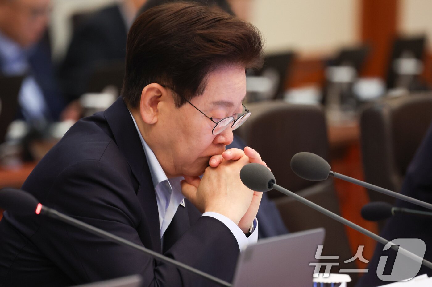 본문 이미지 - 이재명 대통령이 21일 청와대에서 열린 국무회의에서 생각에 잠겨 있다. 2026.7.21 ⓒ 뉴스1 허경 기자
