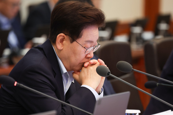 생각에 잠긴 이재명 대통령