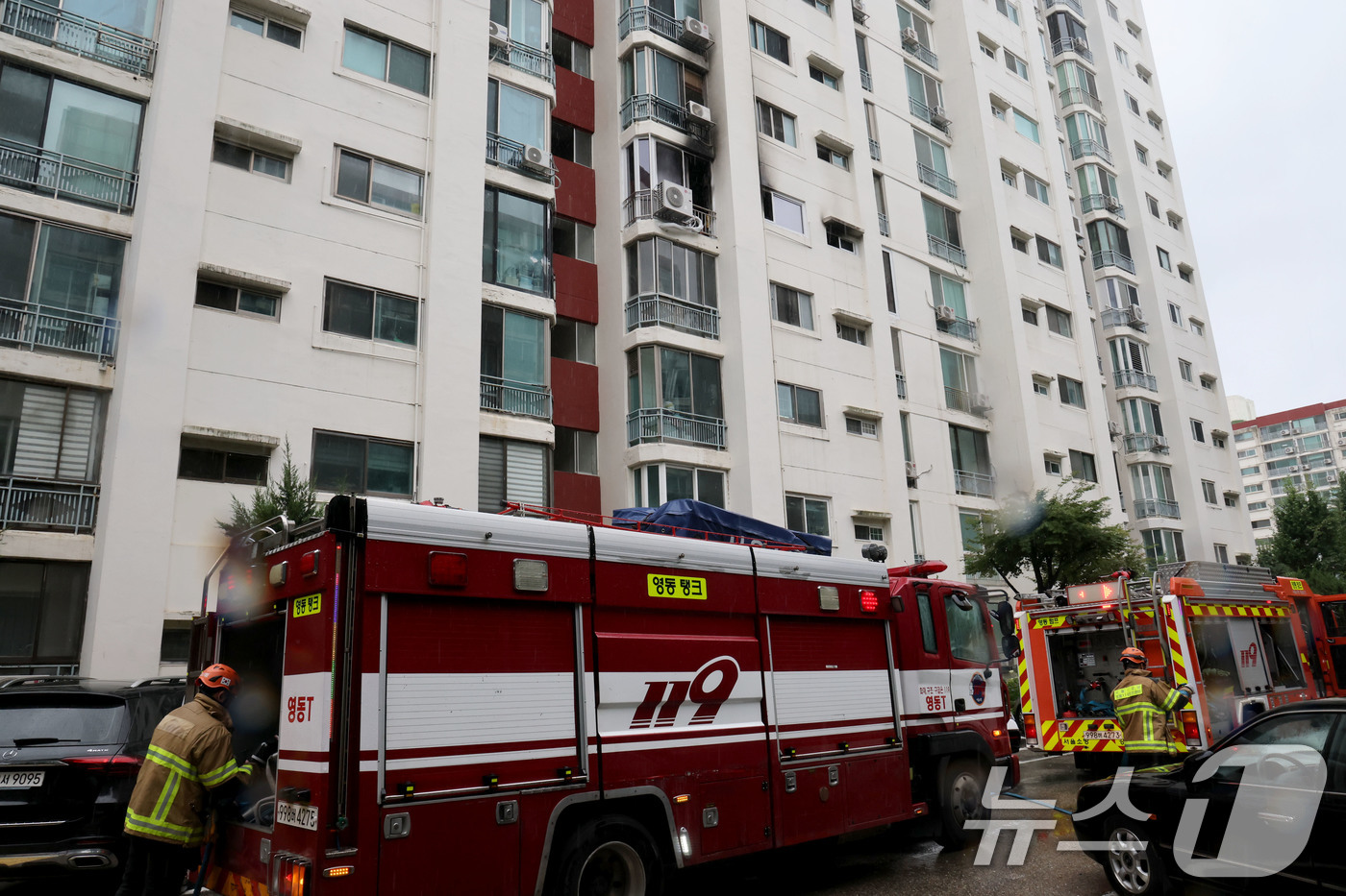 (서울=뉴스1) 이광호 기자 = 21일 오전 서울 강남구 압구정동 한양하파트 5층의 한 세대에서 화재가 발생, 화재 진압을 마친 소방대원들이 장비를 정리하고 있다.이날 화재로 주민 …
