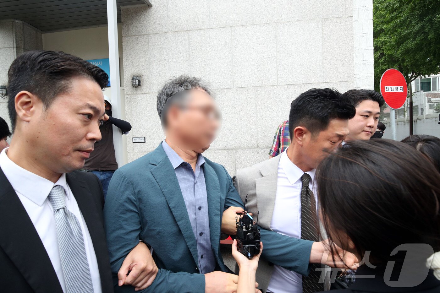 본문 이미지 - 여고생 살해범 장윤기 사건 관련 초동 수사 축소·은폐 의혹을 받는 박 모 경정(광주 광산경찰서 전 형사과장)이 21일 오전 구속 전 피의자 심문(영장실질심사)을 마치고 법정을 나서고 있다. 2026.7.21 ⓒ 뉴스1 조수민 기자
