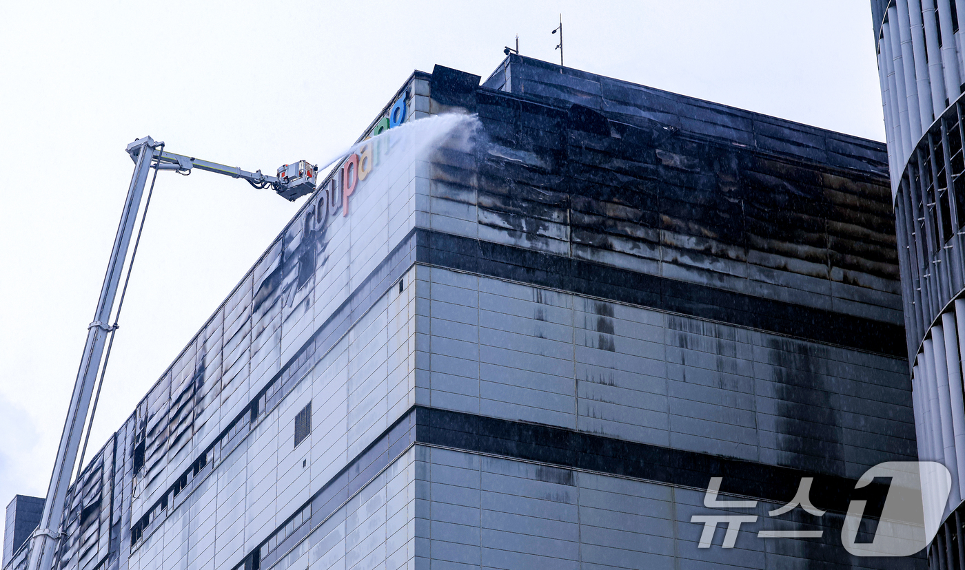(인천=뉴스1) 이호윤 기자 = 21일 인천 서해구 석남동 쿠팡32물류센터 화재 현장에서 소방 관계자들이 진화작업을 하고 있다.소방당국은 지난 18일 서해구 석남동 쿠팡 32물류센 …