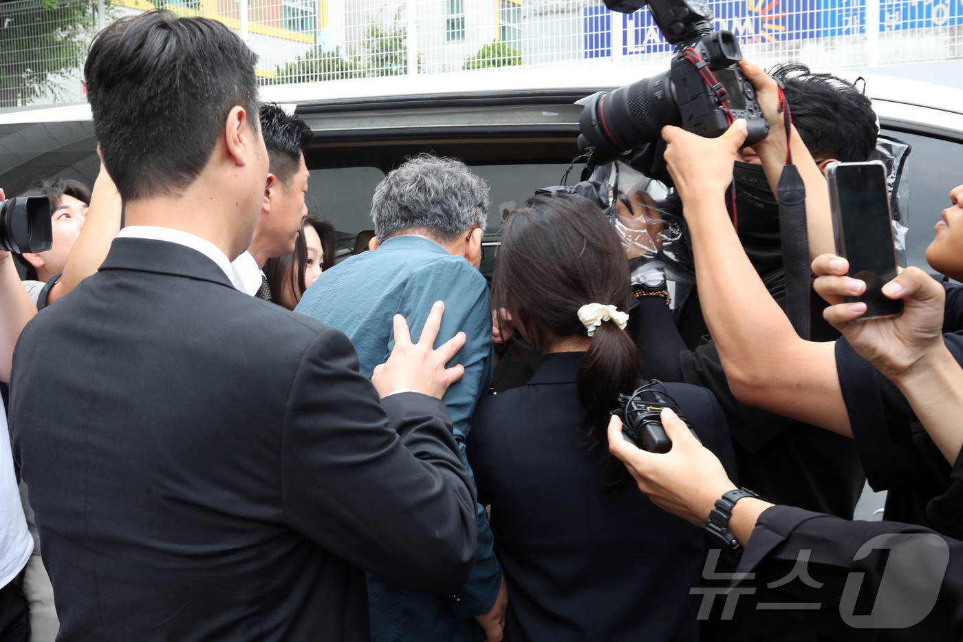 (광주=뉴스1) 조수민 기자 = 여고생 살해범 장윤기 사건 관련 초동 수사 축소·은폐 의혹을 받는 박 모 경정(광주 광산경찰서 전 형사과장)이 21일 오전 구속 전 피의자 심문(영 …