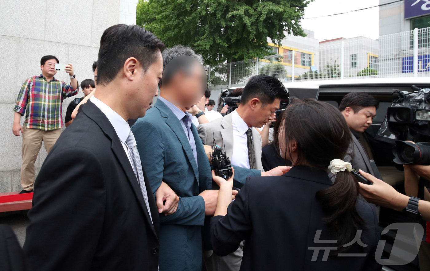 (광주=뉴스1) 조수민 기자 = 여고생 살해범 장윤기 사건 관련 초동 수사 축소·은폐 의혹을 받는 박 모 경정(광주 광산경찰서 전 형사과장)이 21일 오전 구속 전 피의자 심문(영 …