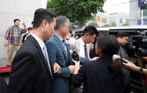 영장심사 마치고 나가는 장윤기 사건 형사과장