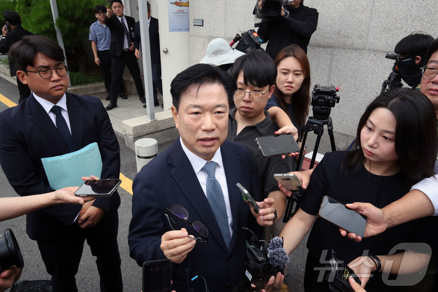(광주=뉴스1) 조수민 기자 = 21일 오전 여고생 살해범 장윤기 사건 관련 초동 수사 축소·은폐 의혹을 받는 박 모 경정(광주 광산경찰서 전 형사과장) 변호인이 구속 전 피의자 …