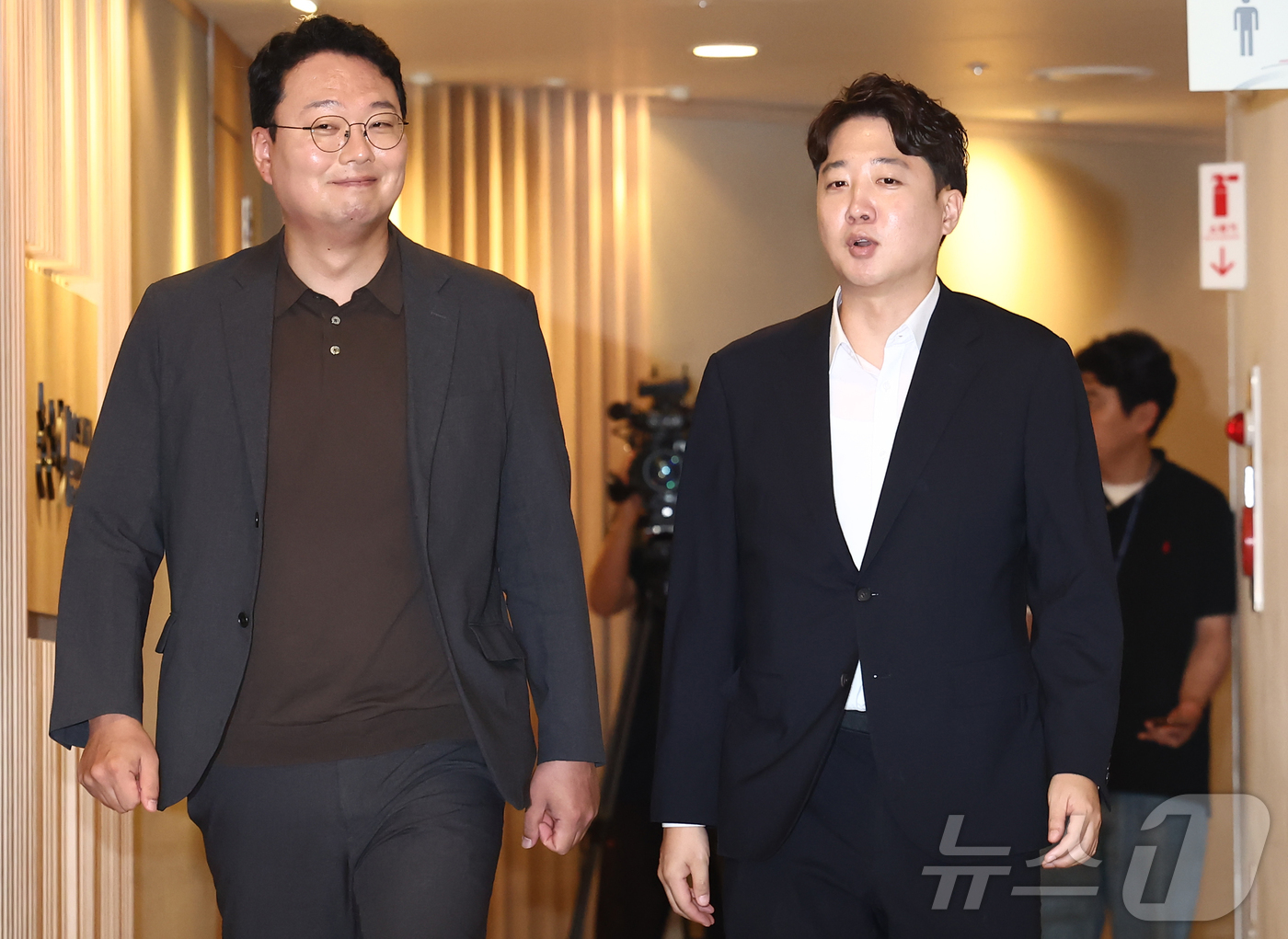 (서울=뉴스1) 김민지 기자 = 개혁신당 이준석 대표(오른쪽)와 천하람 원내대표가 21일 국민의힘 정점식 원내대표, 김승수 원내운영수석부대표와 오찬 회동을 하기 위해 서울 여의도 …