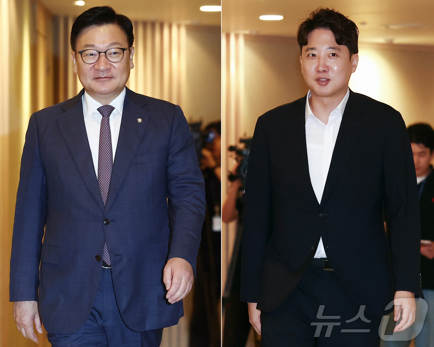 (서울=뉴스1) 김민지 기자 = 정점식 국민의힘 원내대표(왼쪽)와 이준석 개혁신당 대표가 21일 이준석 개혁신당 대표와 오찬 회동하기 위해 서울 여의도 한 식당으로 향하고 있다. …