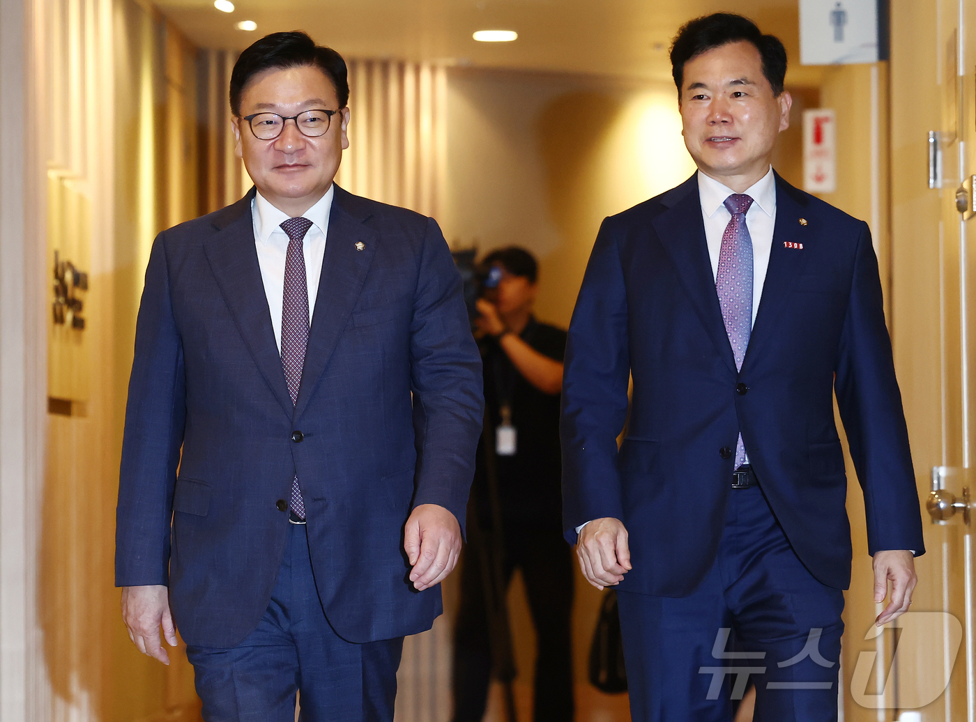 (서울=뉴스1) 김민지 기자 = 국민의힘 정점식 원내대표(왼쪽)와 김승수 원내운영수석부대표가 21일 이준석 개혁신당 대표와 오찬 회동하기 위해 서울 여의도 한 식당으로 향하고 있다 …