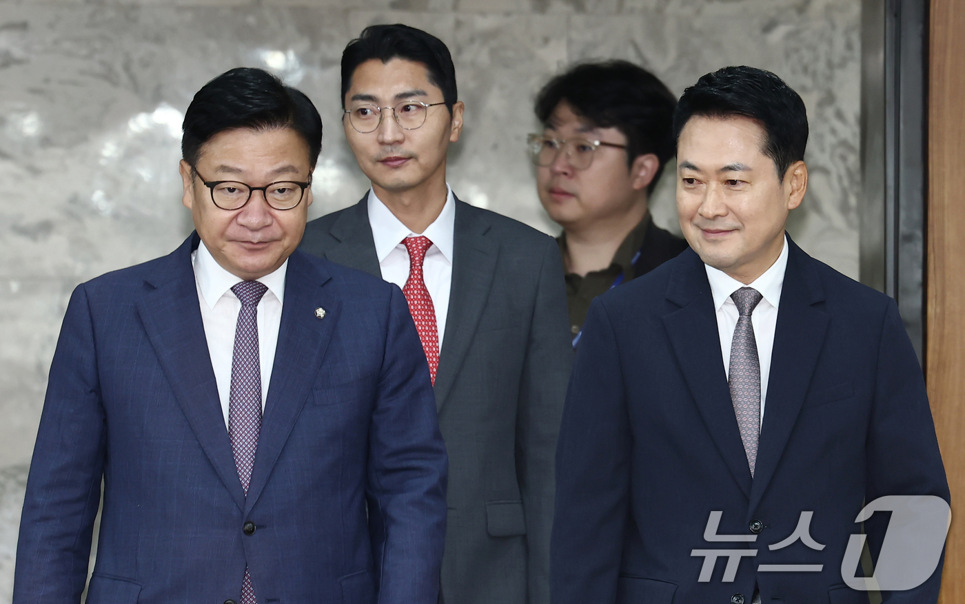 (서울=뉴스1) 김민지 기자 = 국민의힘 장동혁 대표와 정점식 원내대표가 21일 오전 서울 여의도 국회에서 열린 제9회 전국동시지방선거 투표용지 부족사태 등 국민참정권 침해 진상규 …