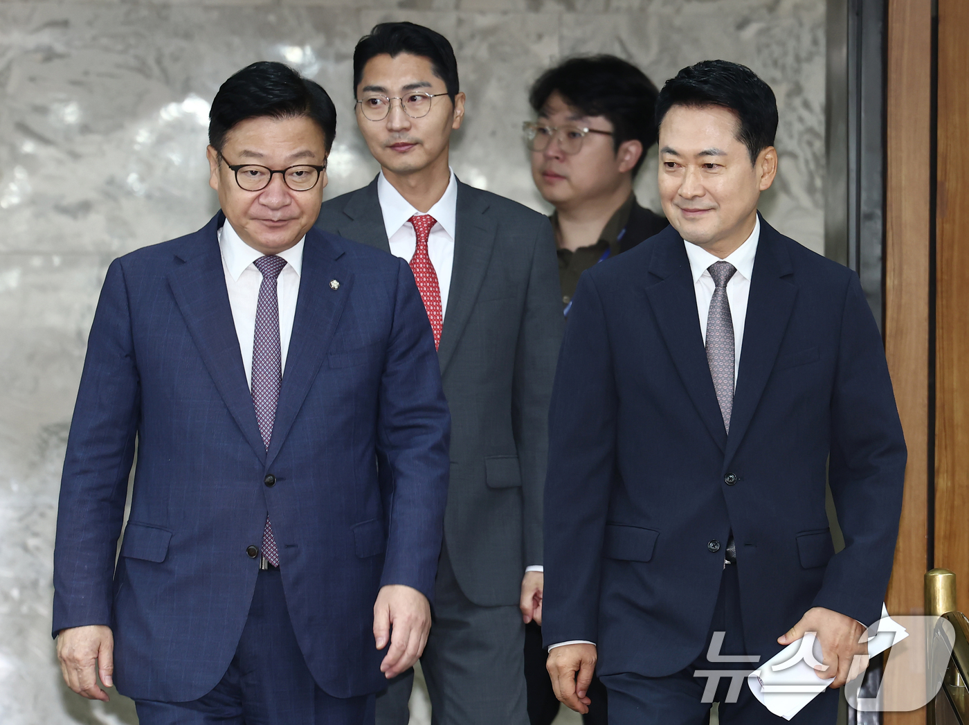 (서울=뉴스1) 김민지 기자 = 국민의힘 장동혁 대표와 정점식 원내대표가 21일 오전 서울 여의도 국회에서 열린 제9회 전국동시지방선거 투표용지 부족사태 등 국민참정권 침해 진상규 …