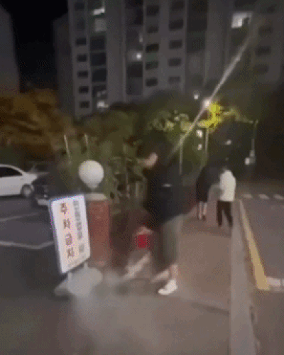 경찰서 향해 소화기 난사, 왜?…신원 불명 남성, 행인들이 단숨에 제압[영상]