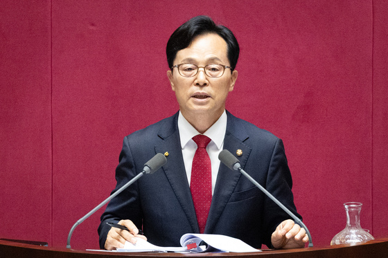 '종합특검 연장법' 필리버스터 이어가는 윤용근 의원