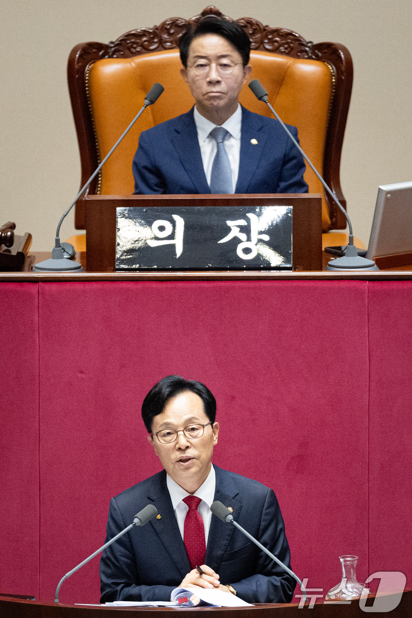 (서울=뉴스1) 유승관 기자 = 윤용근 국민의힘 의원이 21일 서울 여의도 국회에서 열린 제437회 국회(임시회) 제1차 본회의에서 윤석열·김건희에 의한 내란·외환 및 국정농단 행 …