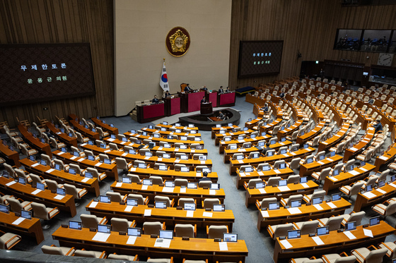 특검법 필리버스터 이어지는 본회의장