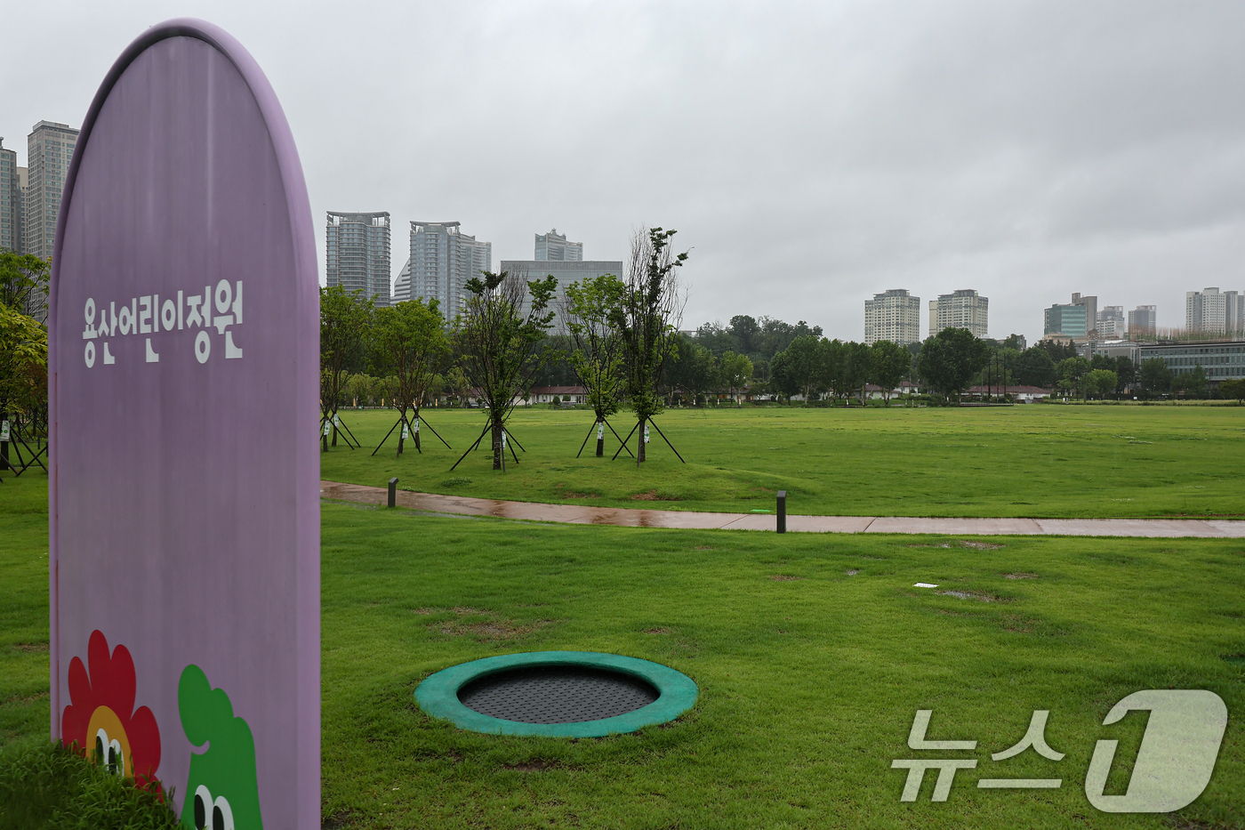 (서울=뉴스1) 김도우 기자 = 서울 여의도 면적의 10배에 달하는 군 보호구역이 해제되거나 완화된다.국방부는 21일 국민의 권익 증진과 지역균형발전을 위해 약 2916만㎡ 규모의 …