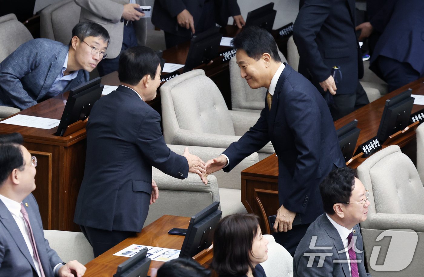 (서울=뉴스1) 오대일 기자 = 오세훈 서울시장이 21일 오후 서울 중구 서울시의회에서 열린 제338회 서울시의회 임시회 본회의에서 시의원들과 악수를 나누고 있다. 2026.7.2 …