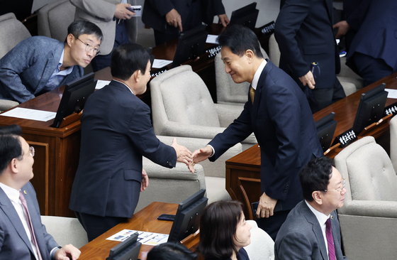 시의원들과 악수하는 오세훈 서울시장