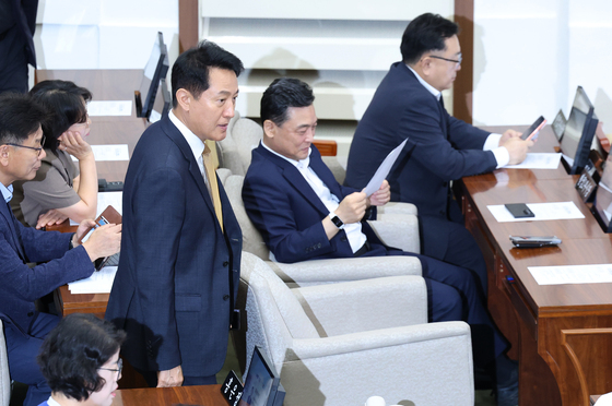 시의회 본회의장 들어서는 오세훈 서울시장