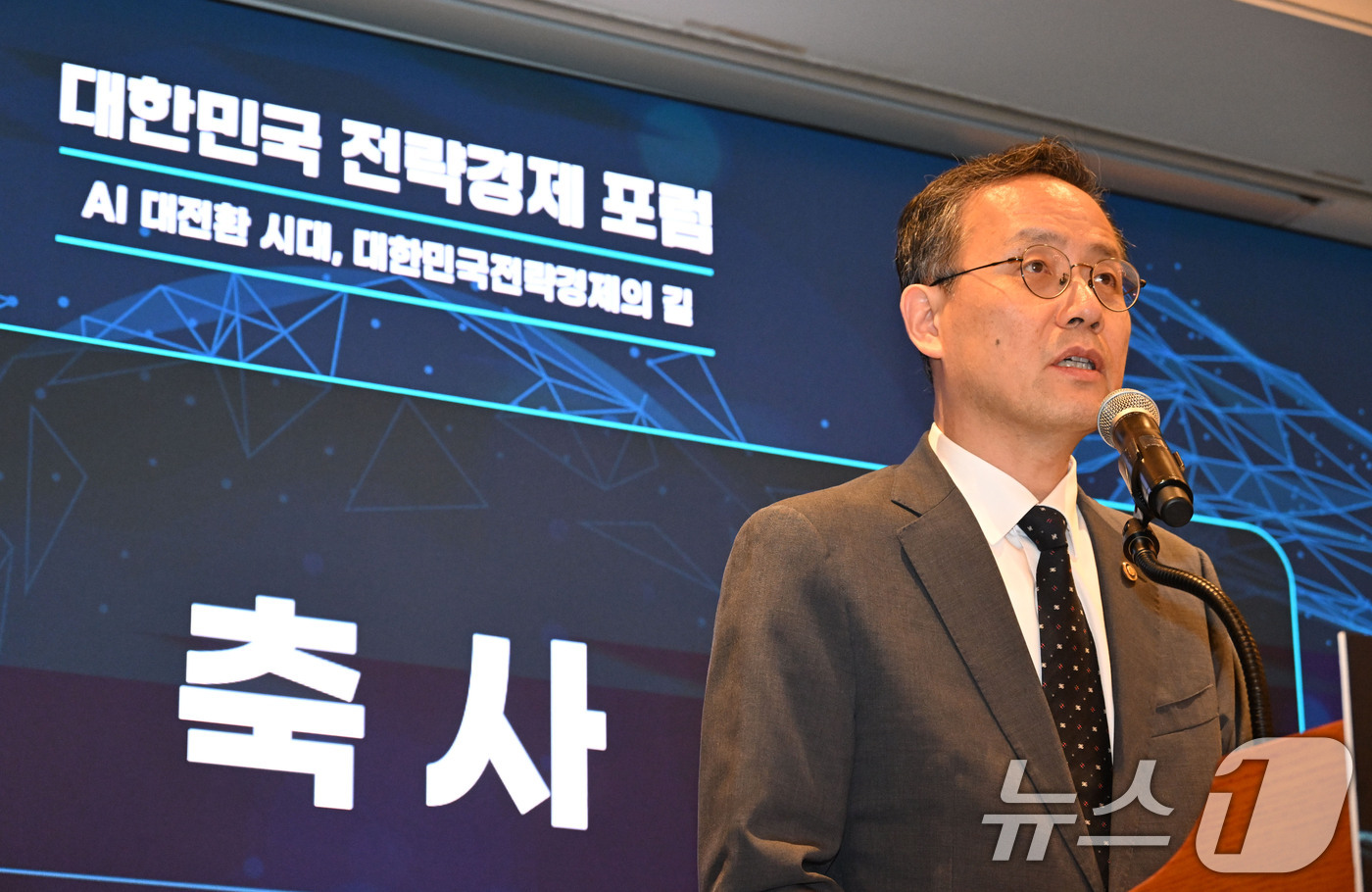 (서울=뉴스1) = 이형일 재정경제부 차관이 21일 서울 중구 롯데호텔에서 열린 '대한민국 전략경제 포럼: AI 대전환 시대, 대한민국 전략경제의 길'에서 축사하고 있다. (재정경 …