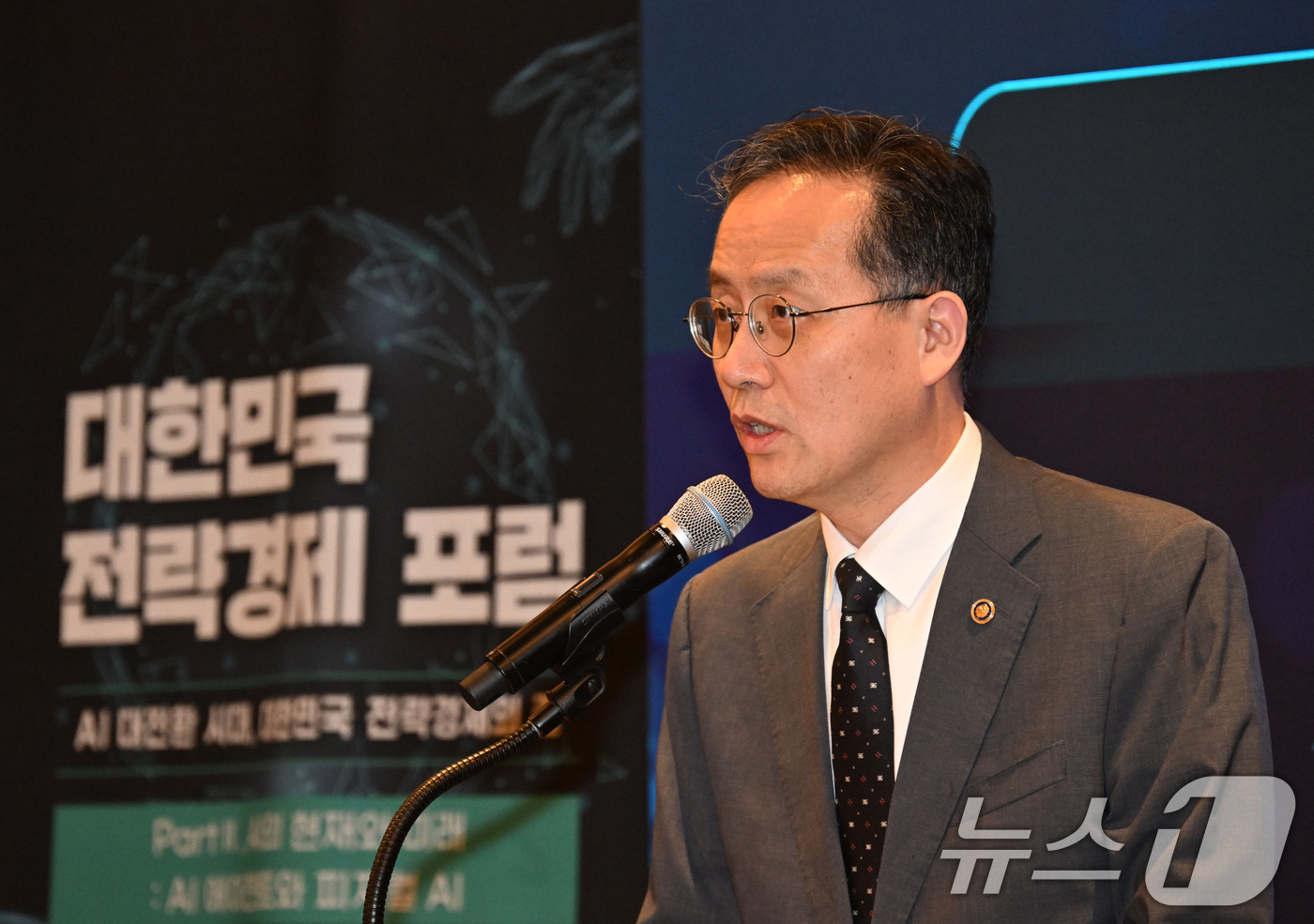 (서울=뉴스1) = 이형일 재정경제부 차관이 21일 서울 중구 롯데호텔에서 열린 '대한민국 전략경제 포럼: AI 대전환 시대, 대한민국 전략경제의 길'에서 축사하고 있다. (재정경 …