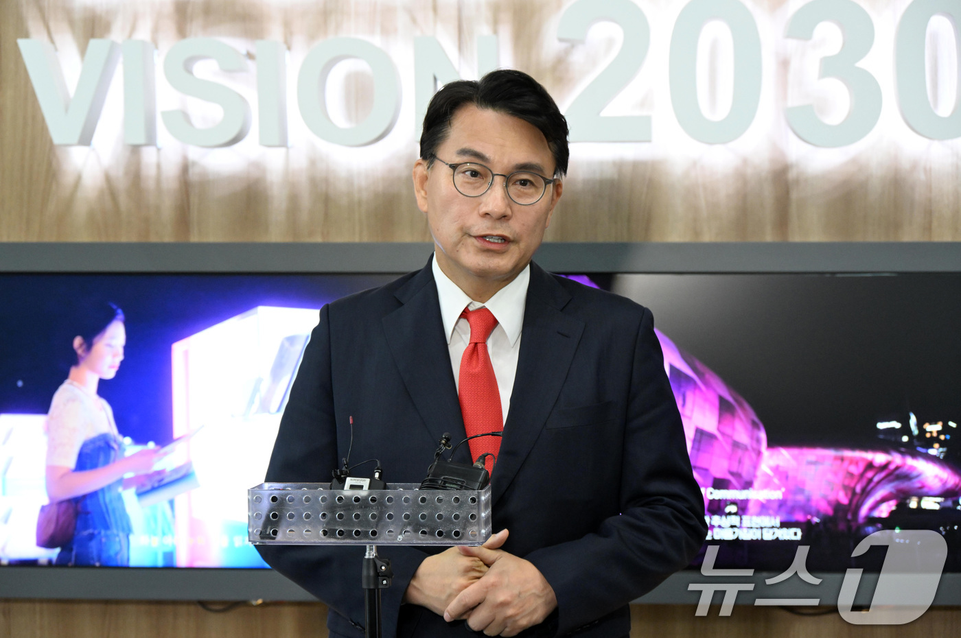 (서울=뉴스1) = 윤상현 국민의힘 의원이 21일 서울 중구 서울시청에서 오세훈 시장과 조찬 회동 후 취재진 앞에서 발언하고 있다.윤 의원은 이날 오 시장과 "당 개혁을 위해 당 …