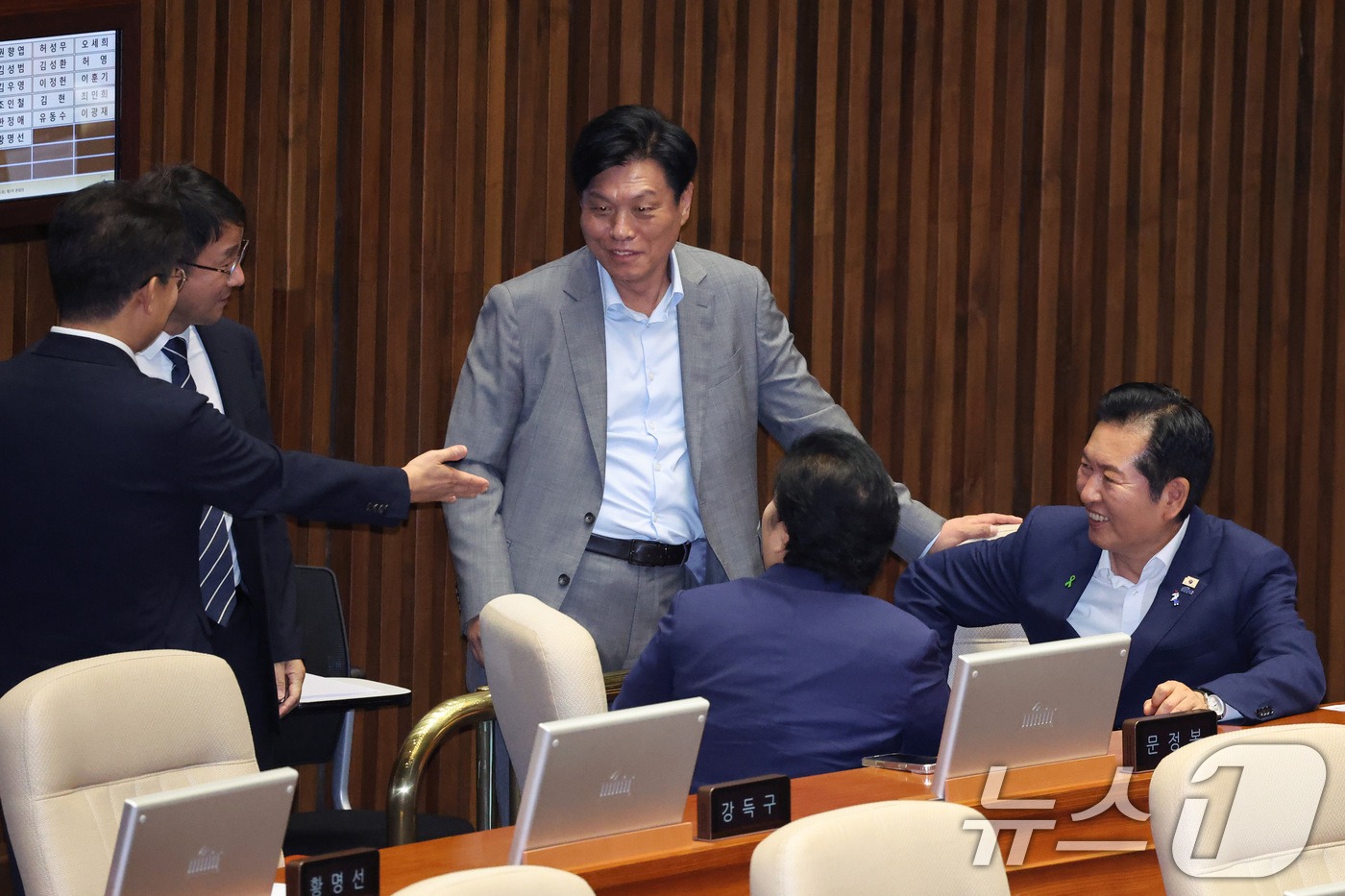 (서울=뉴스1) 신웅수 기자 = 한병도 더불어민주당 당대표 직무대행 겸 원내대표와 정청래 당대표 후보가 21일 서울 여의도 국회에서 열린 제437회국회(임시회) 제1차 본회의에서 …