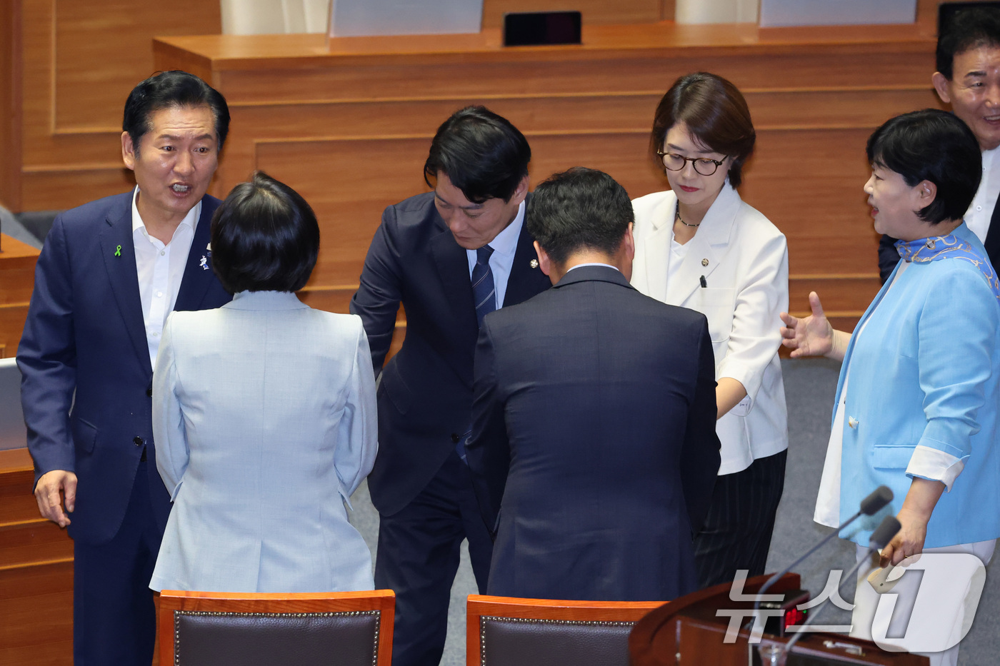 (서울=뉴스1) 신웅수 기자 = 정청래·고민정 더불어민주당 대표 후보와 서영교 법제사법위원장이 21일 서울 여의도 국회에서 열린 제437회국회(임시회) 제1차 본회의에서 윤석열·김 …