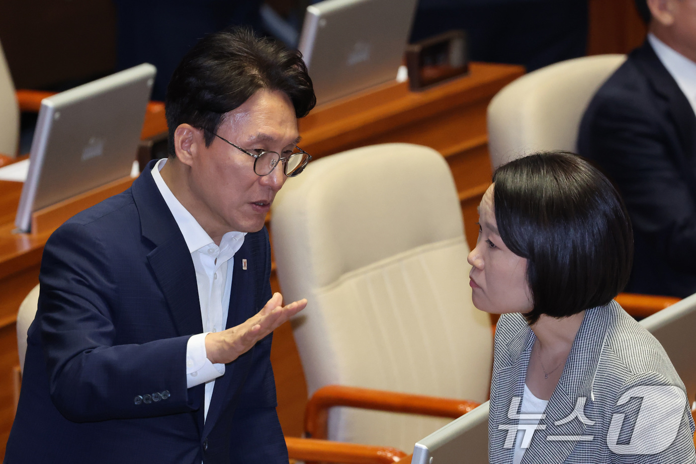(서울=뉴스1) 신웅수 기자 = 김민석 더불어민주당 대표 후보와 이소영 의원이 21일 서울 여의도 국회에서 열린 제437회국회(임시회) 제1차 본회의에서 대화하고 있다. 2026. …